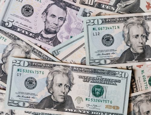 Možen konec obdobja stabilnega dolarja dvigne ceno zlata na nove rekordne ravni